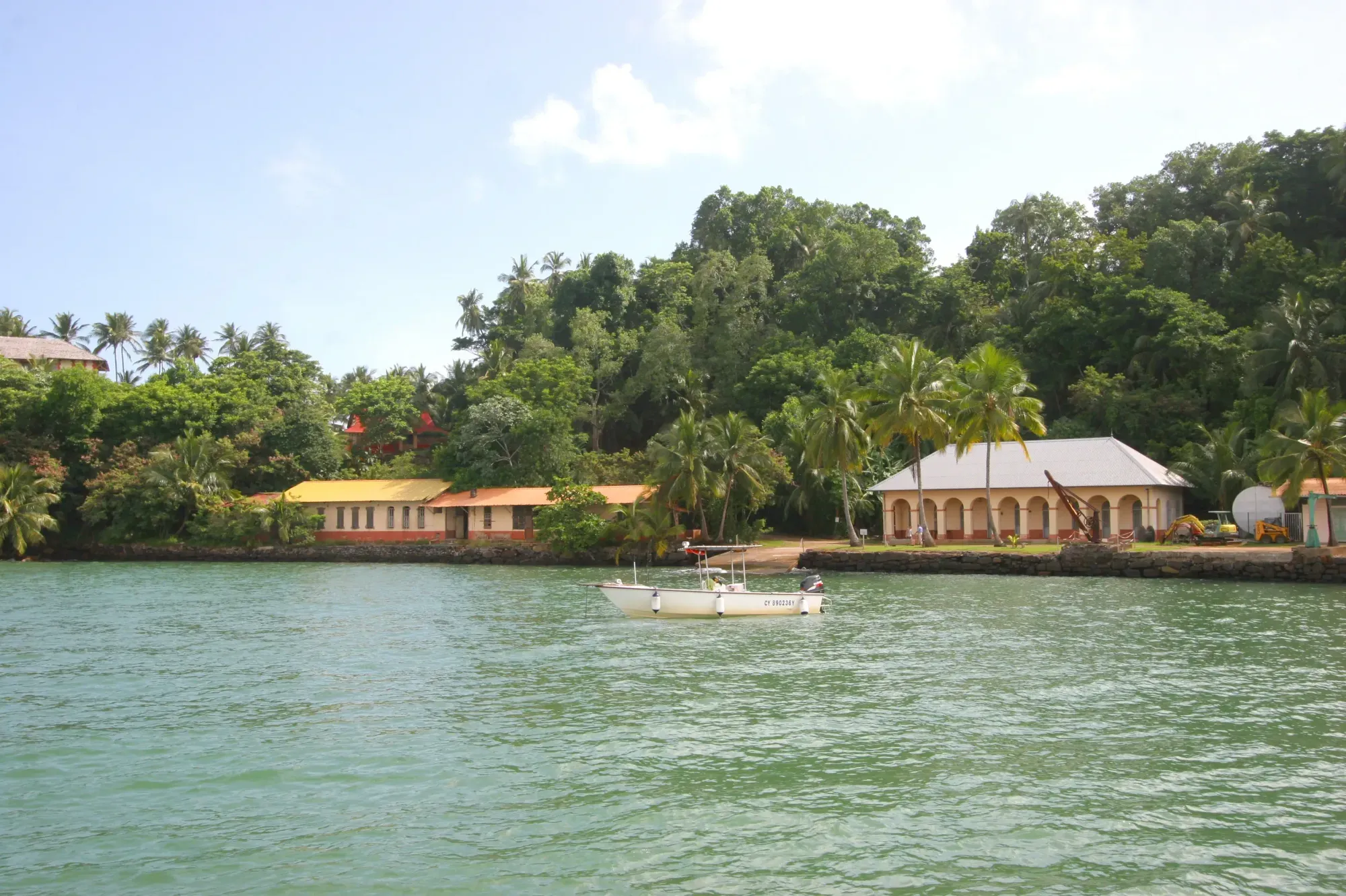 Auberge des Îles dans la végétation tropicale